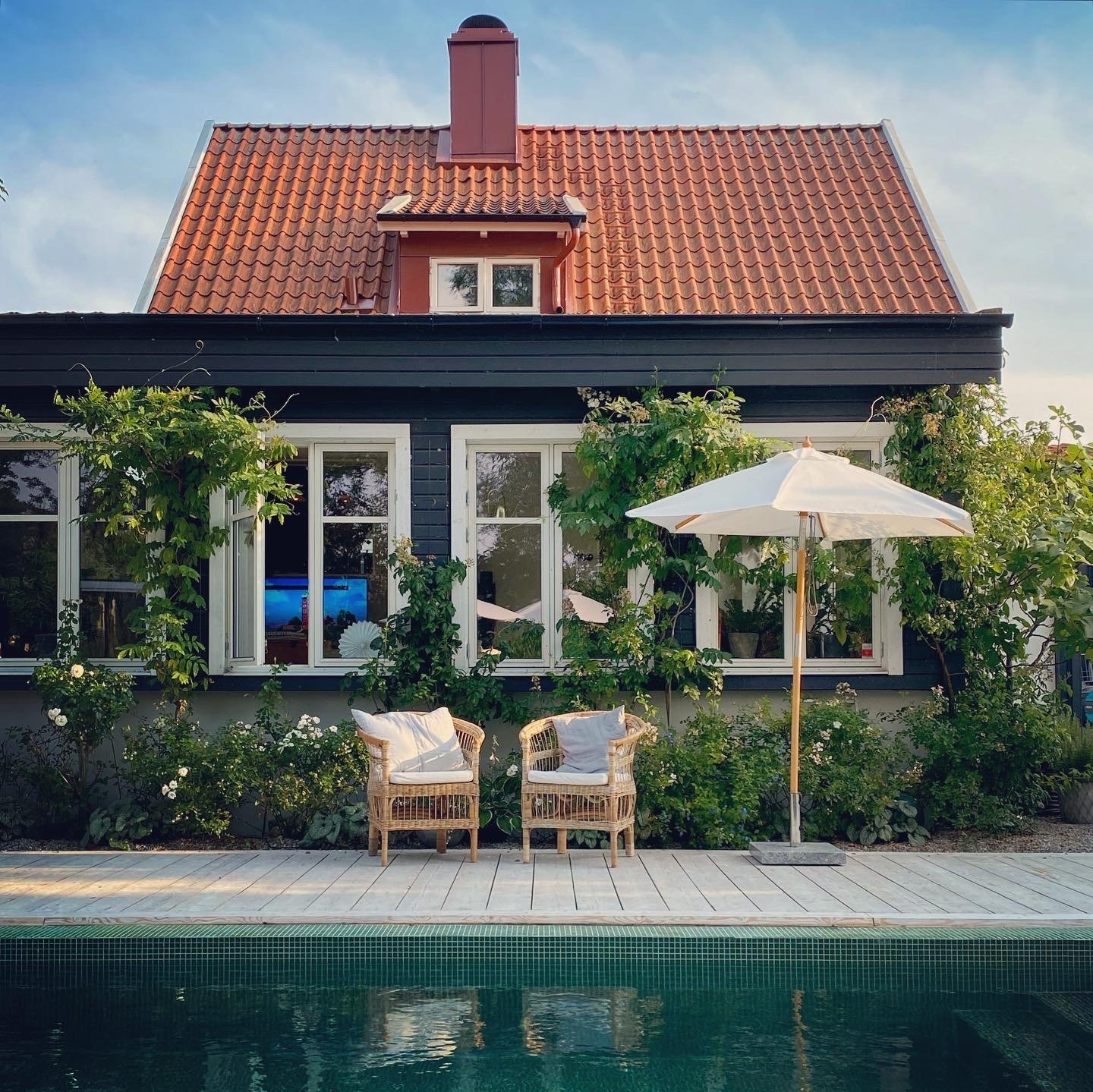 Trädgården är husets smycke och det första som möter en besökare