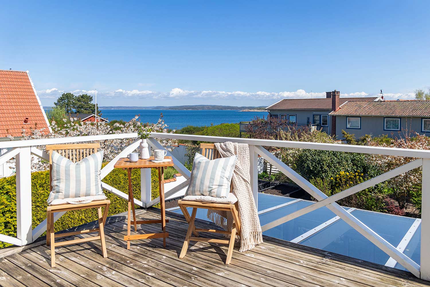 Bostad med havsutsikt från altanen - förmedlas av Bjurfors mäklare