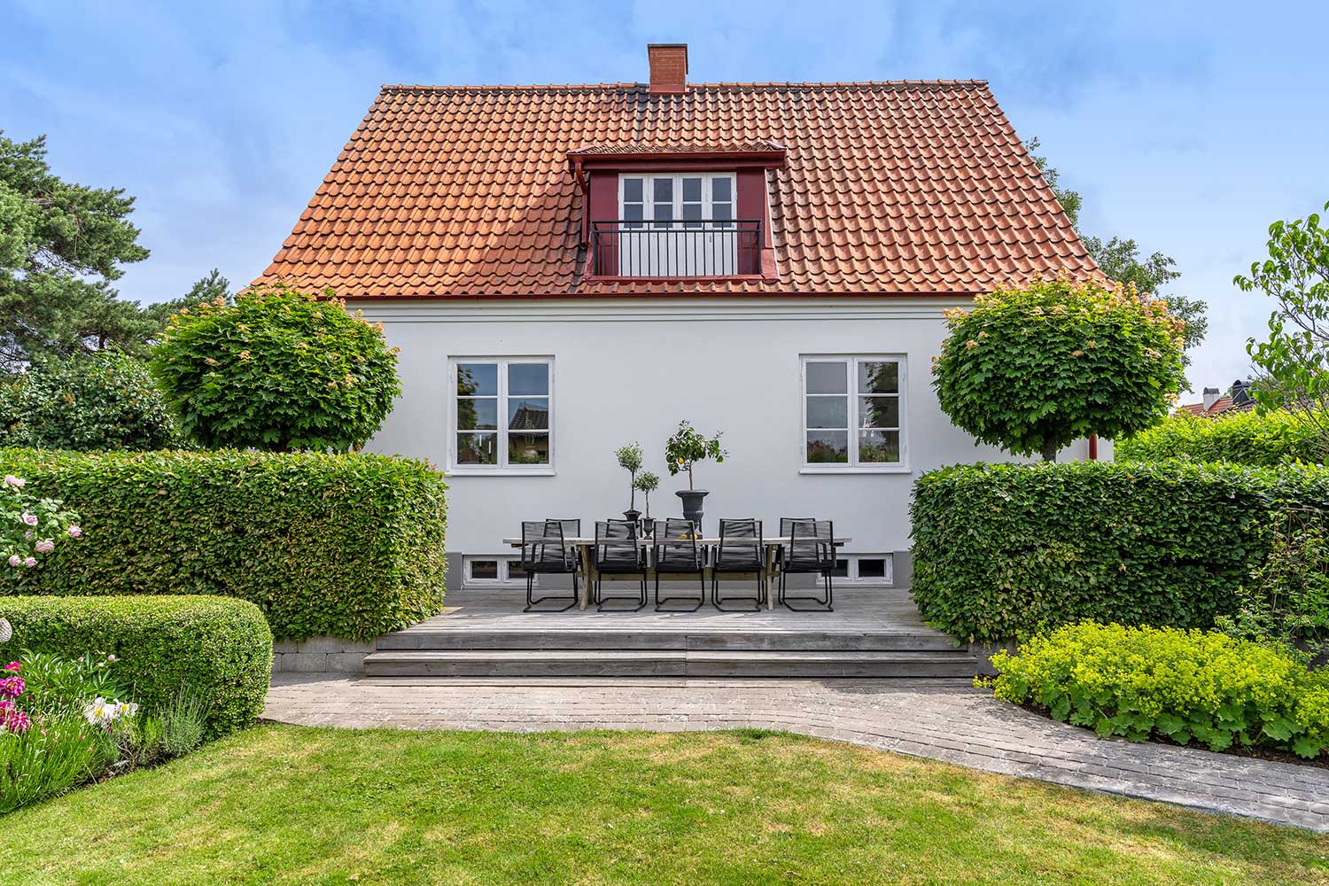 Villa med uteplats och trädgård, exempel på en- och tvåbostadshus där vissa ändringar inte kräver bygglov