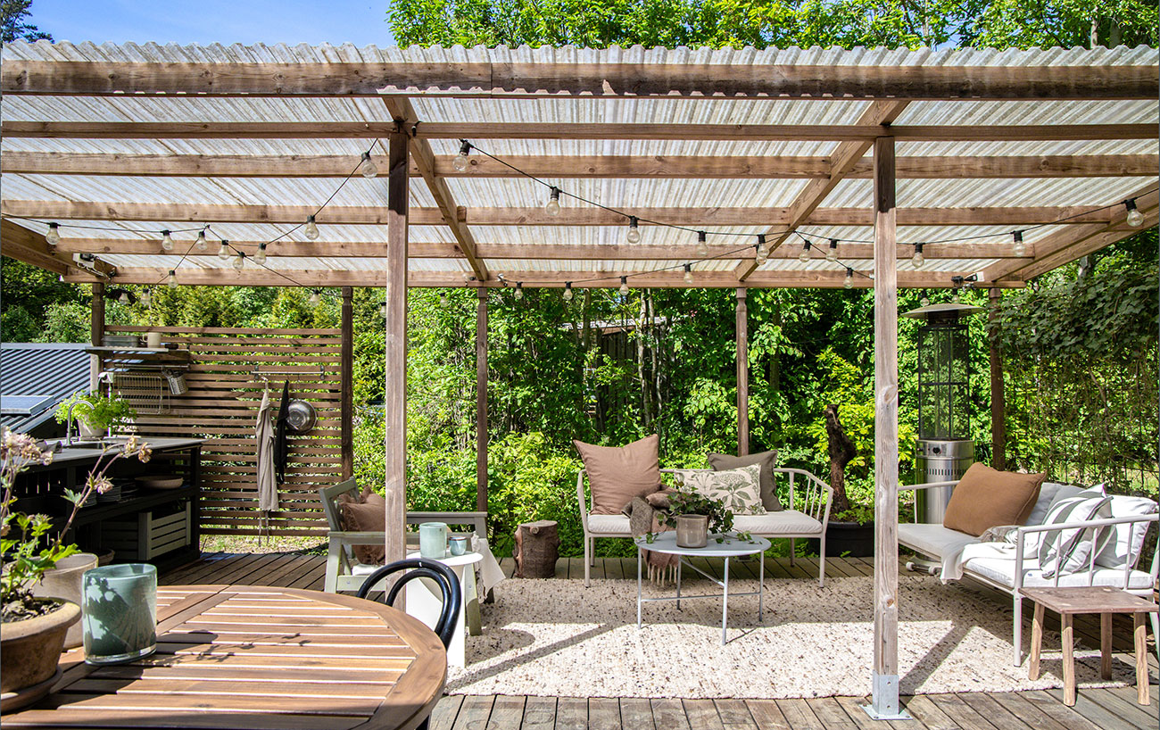 Tillbyggt utekök och pergola till villa i trädgården - Bjurfors